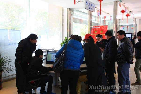 開學季,安徽新華電腦專修學院的咨詢報名大廳擠滿了五湖四海的學生