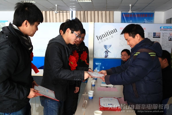 校區主任楊柳為畢業生頒發畢業證書