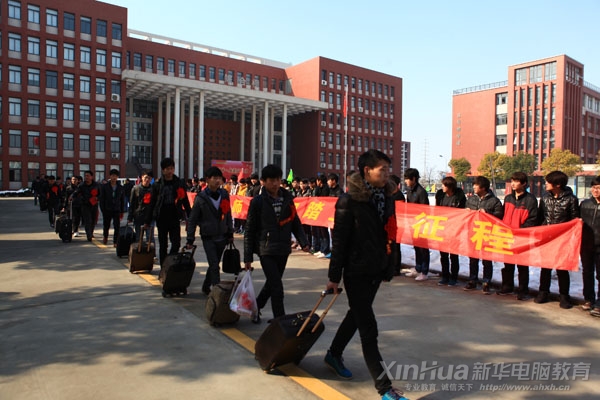 在校列隊歡送將赴浙江就業的畢業生