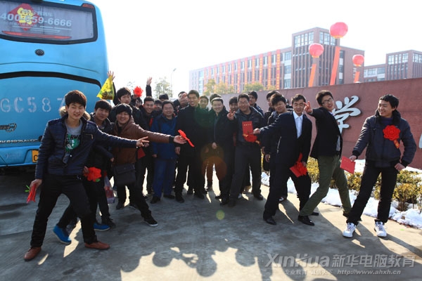 畢業生為自己有一份前程而歡呼喝彩