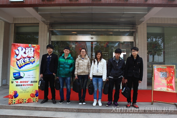 領(lǐng)取電腦的部分新生在校園內(nèi)合影留念