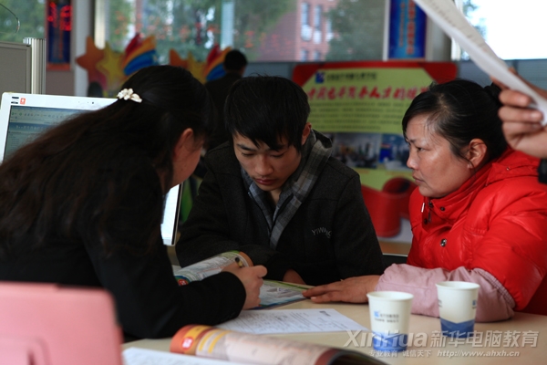 新生在新華咨詢師的介紹下選報(bào)專業(yè)