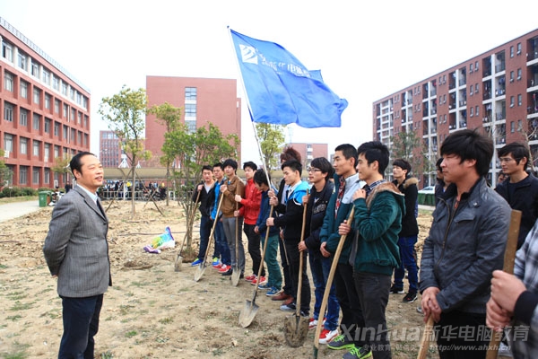 安徽新華電腦專修學(xué)院副院長(zhǎng)孫禮平在植樹節(jié)啟動(dòng)儀式上作簡(jiǎn)要講話
