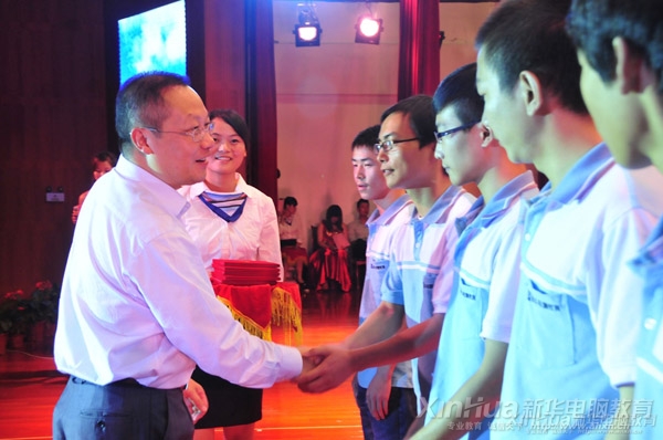 安徽新華電腦專修學院院長何貴金為數字文化節一等獎獲獎學生頒獎