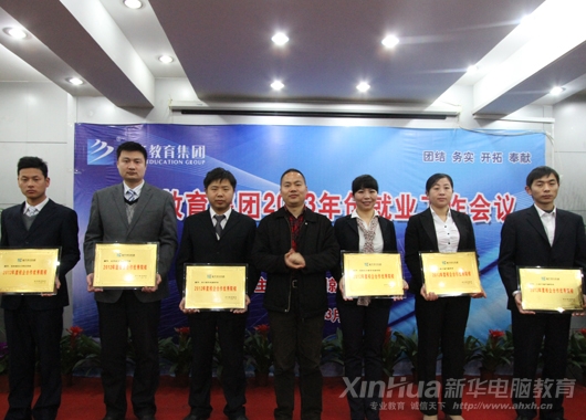 集團烹飪事業部許紹兵部長為獲獎院校頒獎