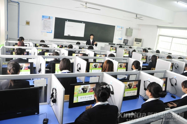 安徽新華電腦專修學院崔露璐老師正在給學員授課