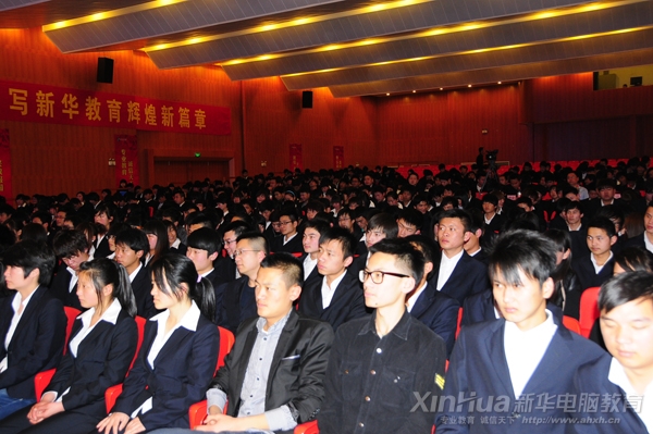 同學們認真聽選手們演講