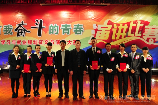 復賽結束后,獲獎選手與學院領導合影留念