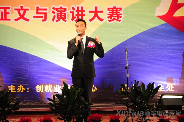 比賽第一名獲得者趙安正投入地演講