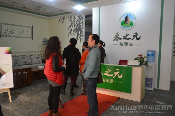 參觀老師了解新型環保內墻裝飾材料