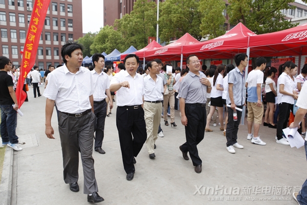 領導視察第16屆新華人才雙選會現場