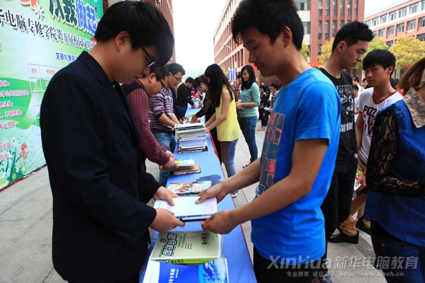 捐贈現場異常火爆