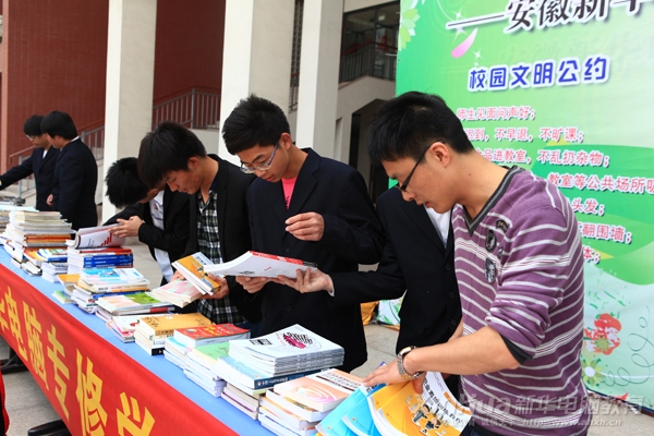 工作人員正在對圖書進行分類整理