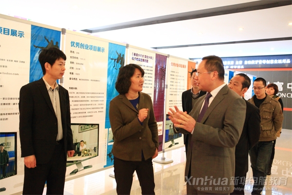 安徽新華電腦專修學院院長何貴金向劉處長介紹學生創業項目