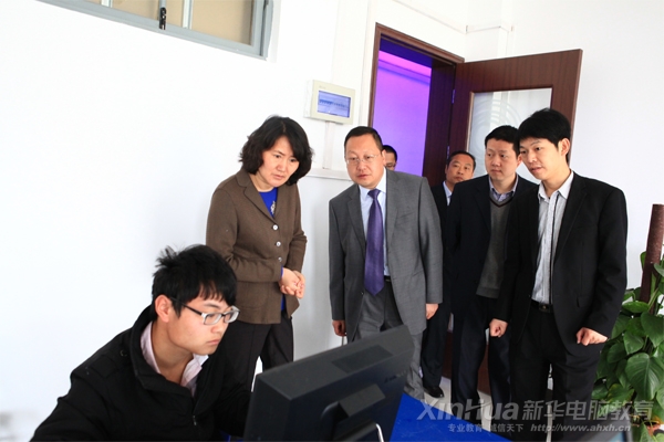 劉處長一行參觀大學生創業基地內正在游俠CG工作室并觀看學生上機操作