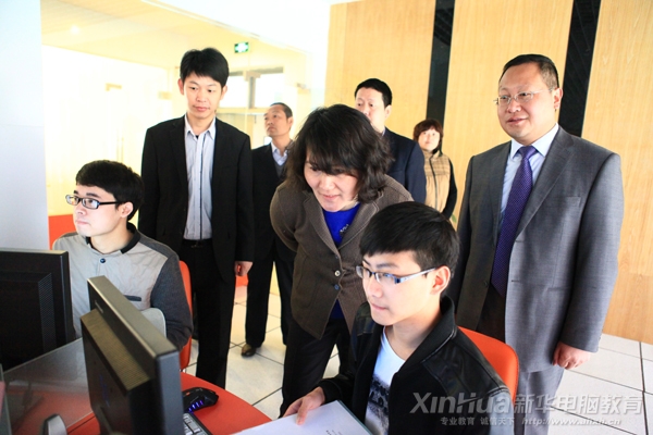 劉處長觀看電子商務專業學子工作