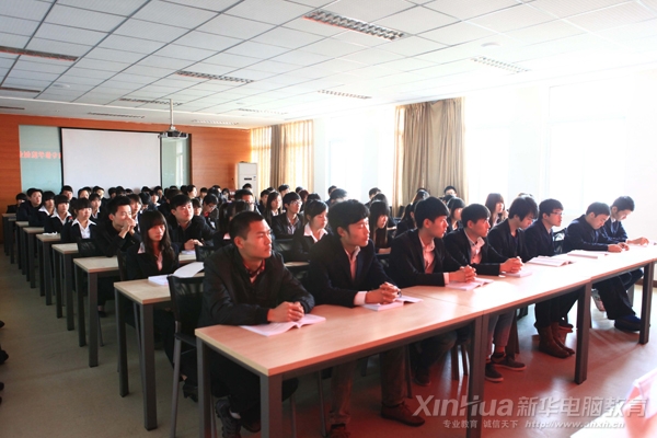 新華首批即將參加創(chuàng)業(yè)模擬實(shí)訓(xùn)的學(xué)生