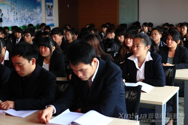 同學(xué)們認(rèn)真聽取領(lǐng)導(dǎo)講話