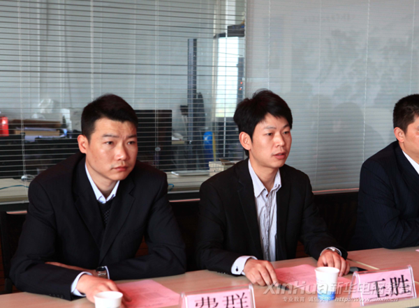 安徽新華電腦專修學(xué)院副院長王勝(右)出席本次開班儀式并發(fā)表重要講話