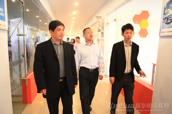 安徽省經信委電子產品檢驗所、工信部第十八職業技能鑒定站吳永東所參觀新華—大學生電子商務創業實訓基地