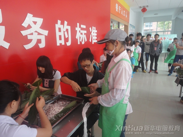 食堂的阿姨正教選手們如何包粽子