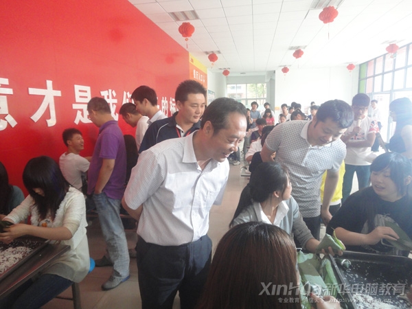 看到同學們包的粽子,孫院長露出滿意的笑容