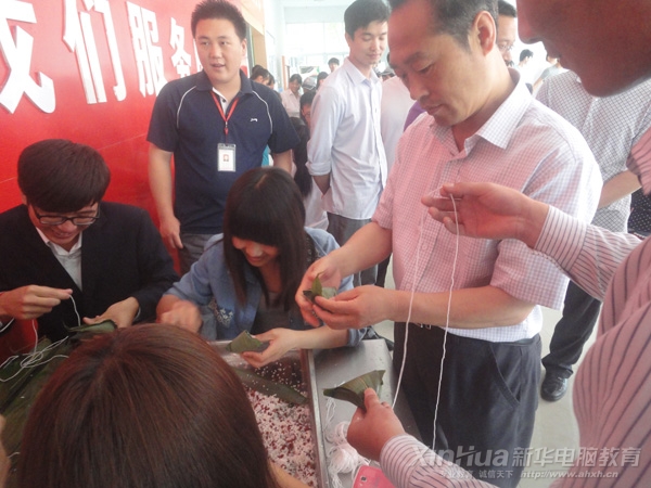 副院長孫禮平親自動手和同學們一起包粽子