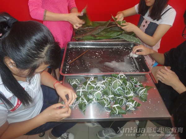 經過一番努力,一個個可愛的粽子就順利完成了