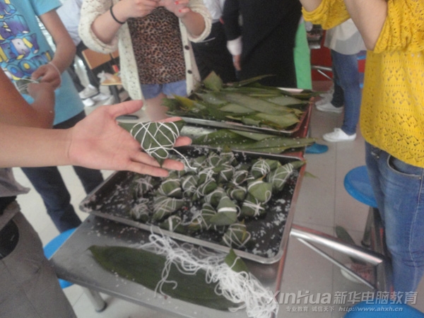 選手向大家展示自己的勞動成果