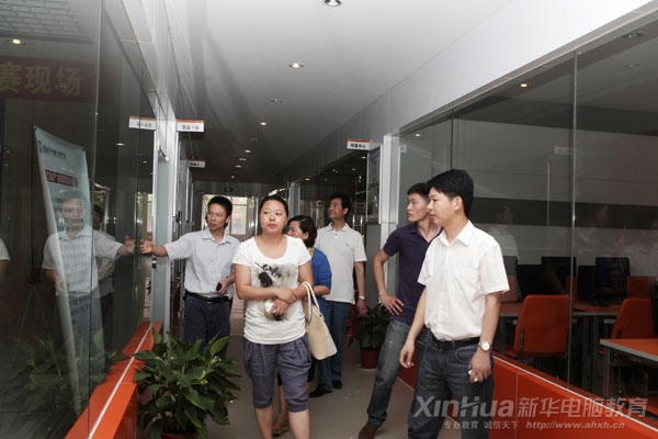 企業代表參觀新華大學生電子商務創業實訓基地