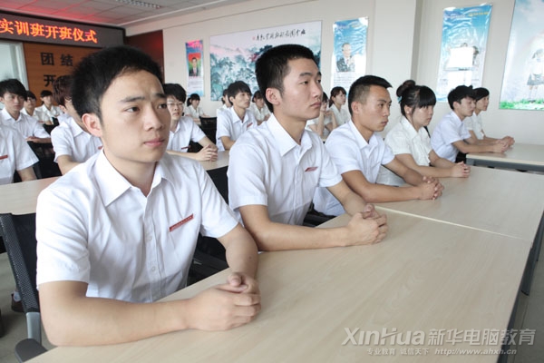 同學認真聽取領導和嘉賓講話