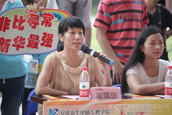 大賽評委正在對參賽選手的表演進行點評