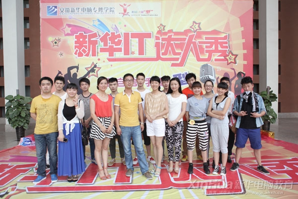 比賽結束后,參賽選手與評委老師合影留念