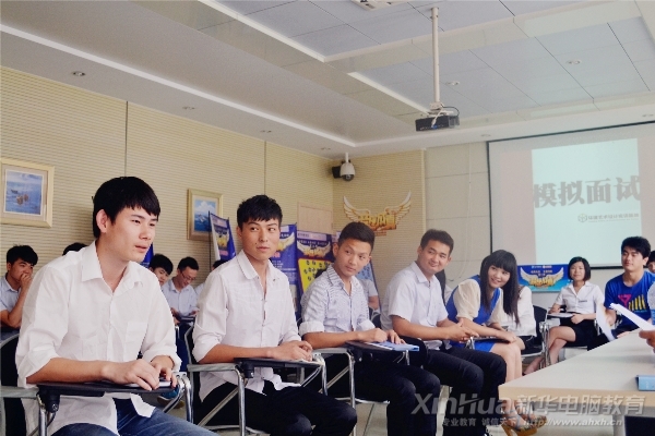 同學們衣著整齊,精神煥發