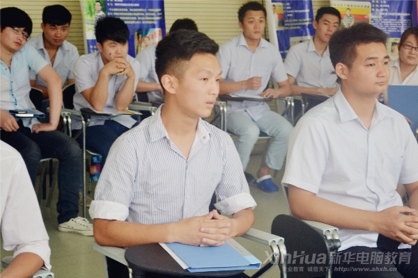 活動現場,同學們表情專注而認真