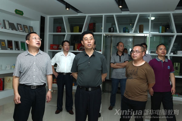 葛處長一行在張總等人的帶領(lǐng)下參觀廣告藝術(shù)實訓基地