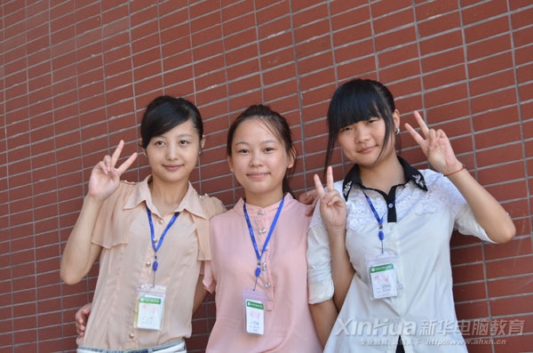 編者按:酷暑盛夏,后高考時代,當一部分考生還在為上哪所學校搖擺不定,或整日無所事事的時候,另外一部分考生則是靜下心,分析行業發展和就業前景,選擇學習一門更適合自己的技能來完成理想。因而學習高端的電腦技能成為眾多學生報讀、擇校的首要選擇。    臨近新學期開學,不少外出打工的孩子也紛紛走進校園,開始為自己的將來做打算,也想去學門實用的技術,以便將來有個更好的發展。多年的打工經歷,也讓他們深刻地認識到沒有一技之長打拼不易的殘酷現實。來自安徽新華電腦專修學院電子商務專業的三個女孩都有著同樣的經歷。   葉文麗,來新華之前在服裝廠打工,雖只有20歲卻已有4年打工經歷。談起這次重回校園,葉文麗有太多感慨,但她依然笑著說道:“現在時代變化太快,不進步很快就會被淘汰。每當看到單位那些懂技術的人工作都那么好,就覺得很羨慕,我也想像成為他們那樣的人,聽說學電子商務不錯,發展前景好,特別是來新華參觀后,得知這個專業的學生在校就能創業,我就毫不猶豫就報名了。”   江濤,19歲,來新華前做過3年的美容美發。接受采訪時她說:“我初中畢業后就出去打工了,3年的打工的經歷讓我產生這樣的念頭:趁自己還年輕多學點技術,提升下自己的學歷和技能。后來朋友向我推薦了安徽新華的電子商務專業,經過深入地了解和對比后,我發現新華辦學很正規,也很有實力,特別是電子商務實訓方面做得非常好,所以就來學習了。”   周莉麗,17歲,初中畢業后就在服裝廠打工一年。“打工生活非常的單調枯燥,根本看不到未來,最終我決定回校重修技能。我對銷售很感興趣,大家都說將來電子商務發展前景好,所以我就選了這個專業。參觀了很多學校之后,我覺得沒有比安徽新華更好的學校了。”說完,她爽朗地笑了起來。   事后筆者了解到,她們三個都是拿著自己打工掙的錢來學習,在新華,還有很多這樣的學子。在追求夢想的路上,他們深知一沒技術二沒學歷的打工生活是怎樣一種艱辛,所以,他們更懂得珍惜學習的機會。