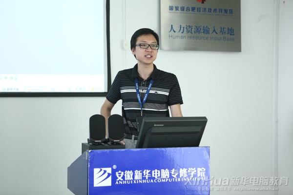 明達公司技術(shù)經(jīng)理張先生在招聘會上做企業(yè)介紹