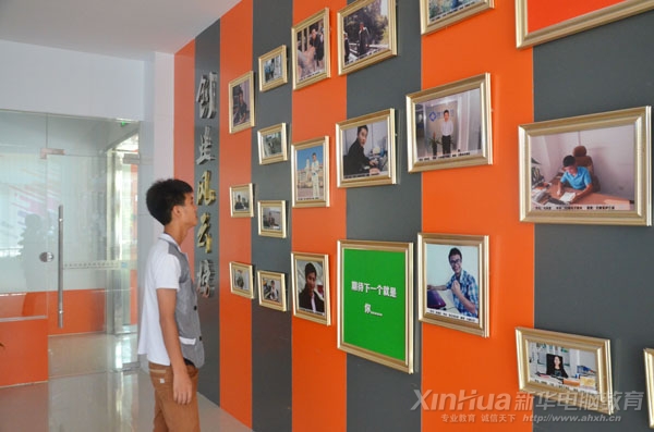 徐傳海在電子商務實訓基地觀看成功學子風云榜