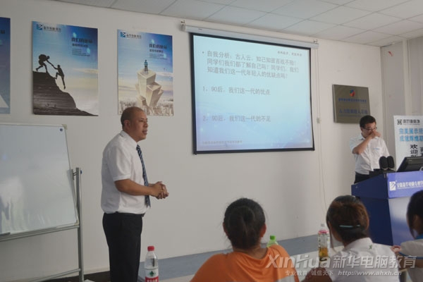 南京面對面裝飾集團企劃總監張先生向同學們介紹企業