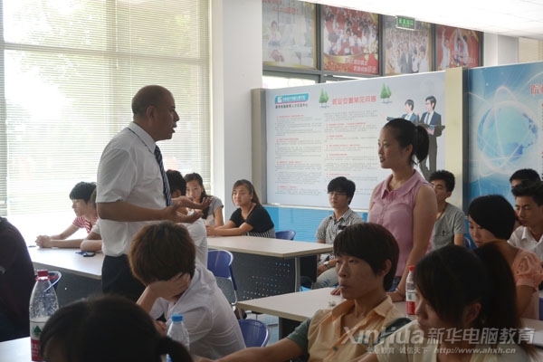 張總監與前來應聘的新華學子面對面交流