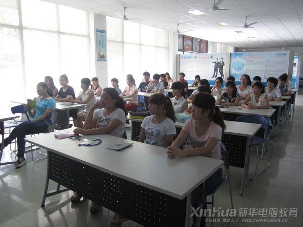 南京馳課科技有限公司新華電腦學(xué)院專場(chǎng)招聘會(huì)現(xiàn)場(chǎng)