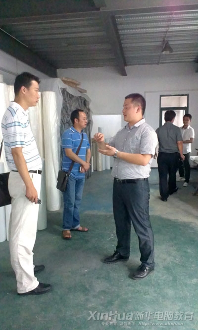 杰出學子張磊向回訪老師介紹公司情況