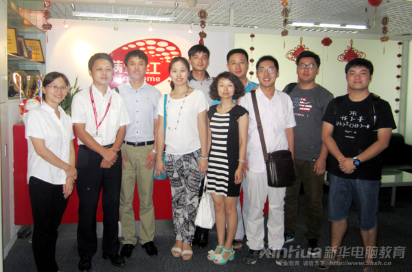 回訪老師參觀考察南京滿堂紅置業有限公司并與企業領導合影留念