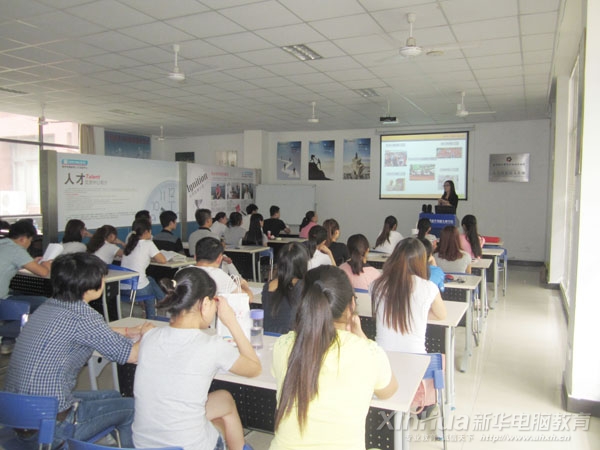 飛翱集團宋經(jīng)理為在安徽新華做企業(yè)宣講