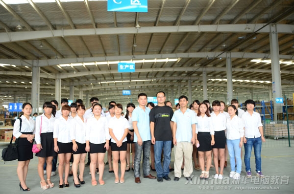 史經(jīng)理與新華師生合影留念