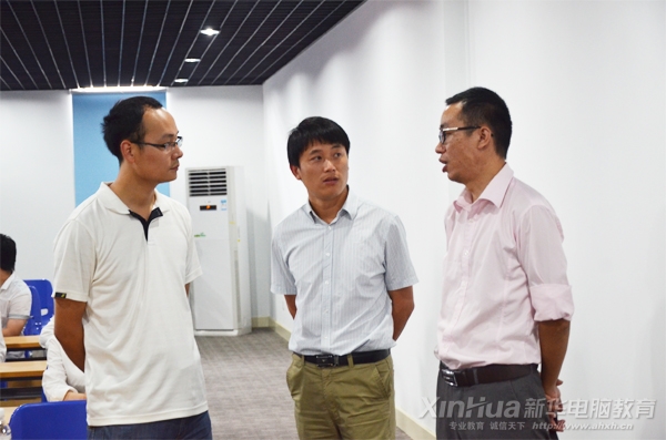 安徽新華老師在方總監的帶領下參觀一拓集團