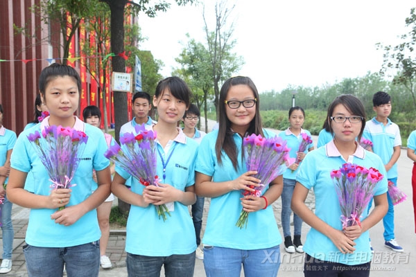 同學們手捧鮮花等待老師們的到來