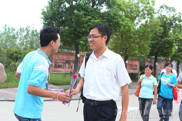 學生為單東軍老師獻上鮮花和祝福