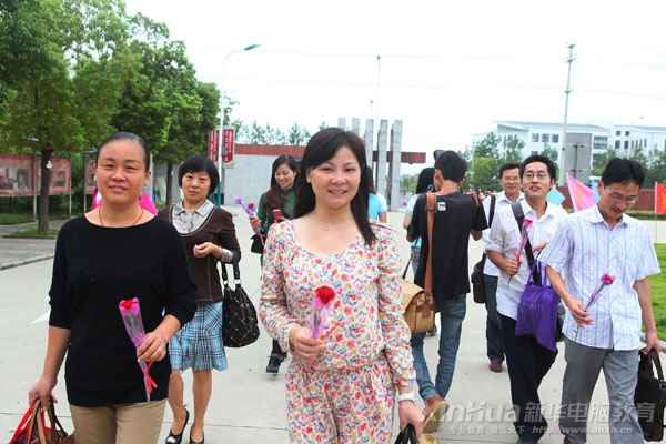 收到同學們的花和祝福,老師很開心也很感動